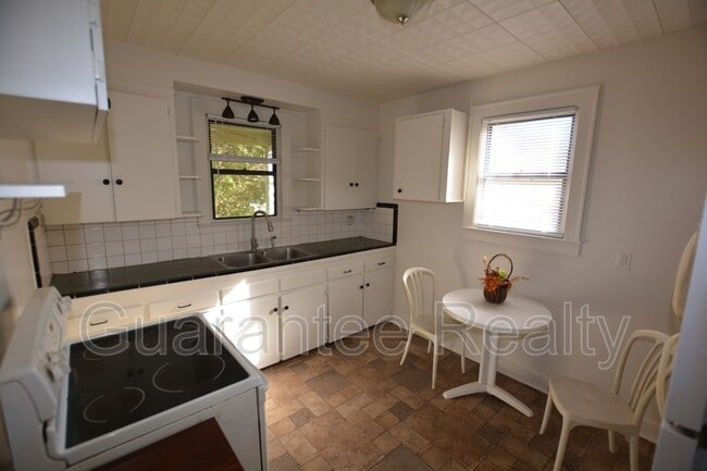 Building Photo - 2246 SE 3rd Ave