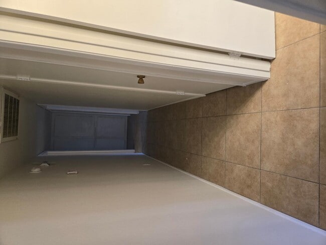 Building Photo - 1719 N Circle Dr