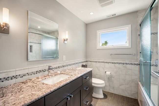 Building Photo - Beautiful single family home partly furnis...