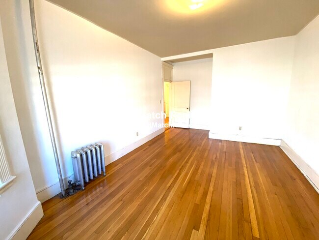 Foto del edificio - 28 Westland Ave