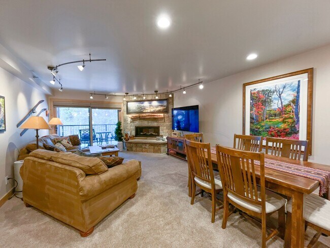 Foto del edificio - Walk to Town, Overlooking Carter Park, Garage Parking - Updated 2 Bed/2 Bath Available Now for Sk...