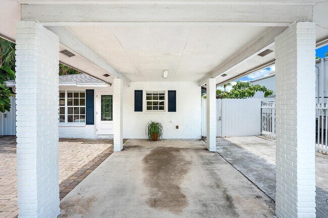 Building Photo - 904 Ortega Rd