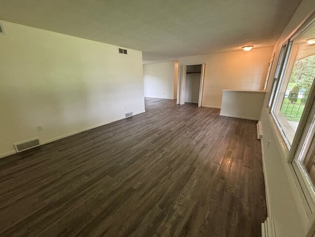 Building Photo - 3 Bed 2.5 Bath + Den House in Waunakee Wi