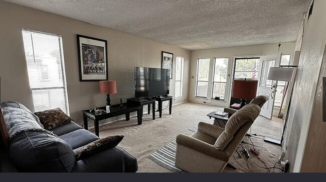 Building Photo - 1605 Common Dr