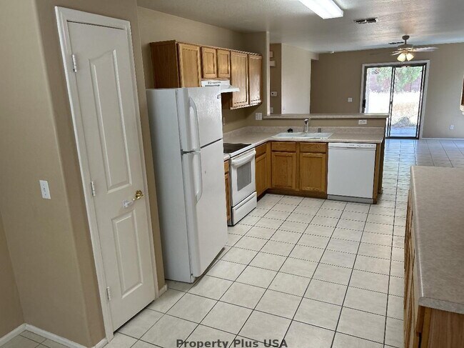 Foto del edificio - "Charming 3-Bed Oasis with 2 Baths in Maricopa – Cozy 1,276 Sq Ft Haven!"