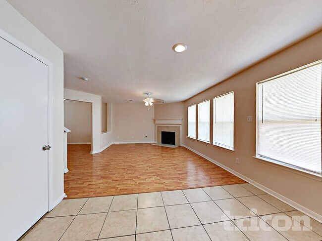 Foto del edificio - 6214 Majesty Ln