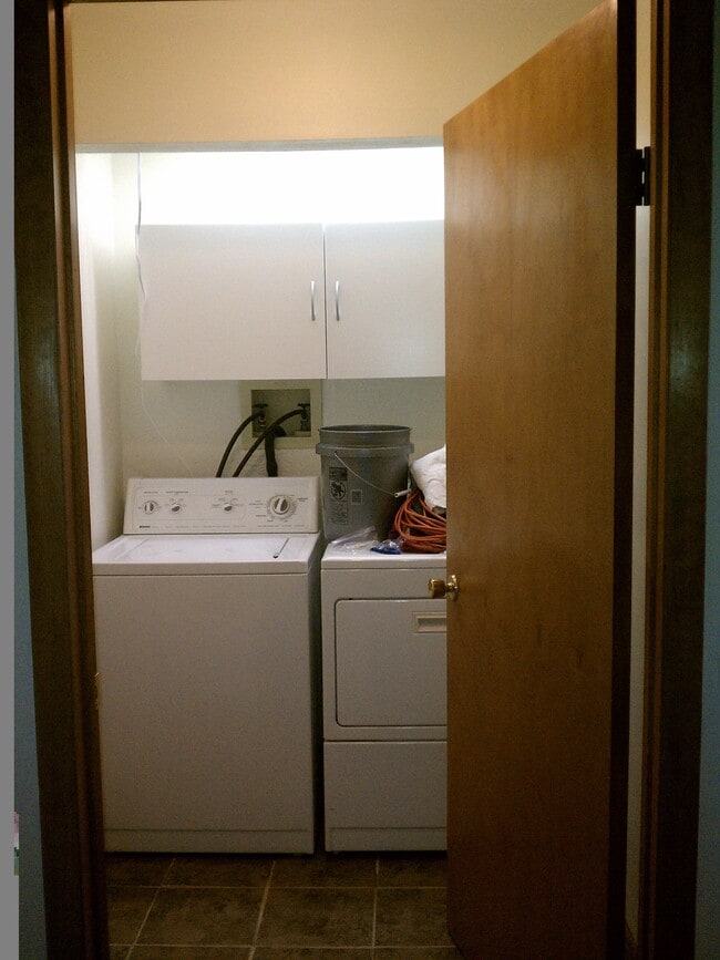 Laundry - 23 Surrey Hill Dr