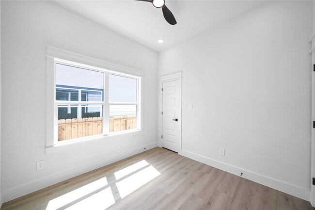 Foto del edificio - 4834 Higgins St