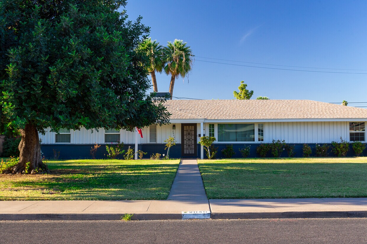 Primary Photo - 2040 W Cambridge Ave
