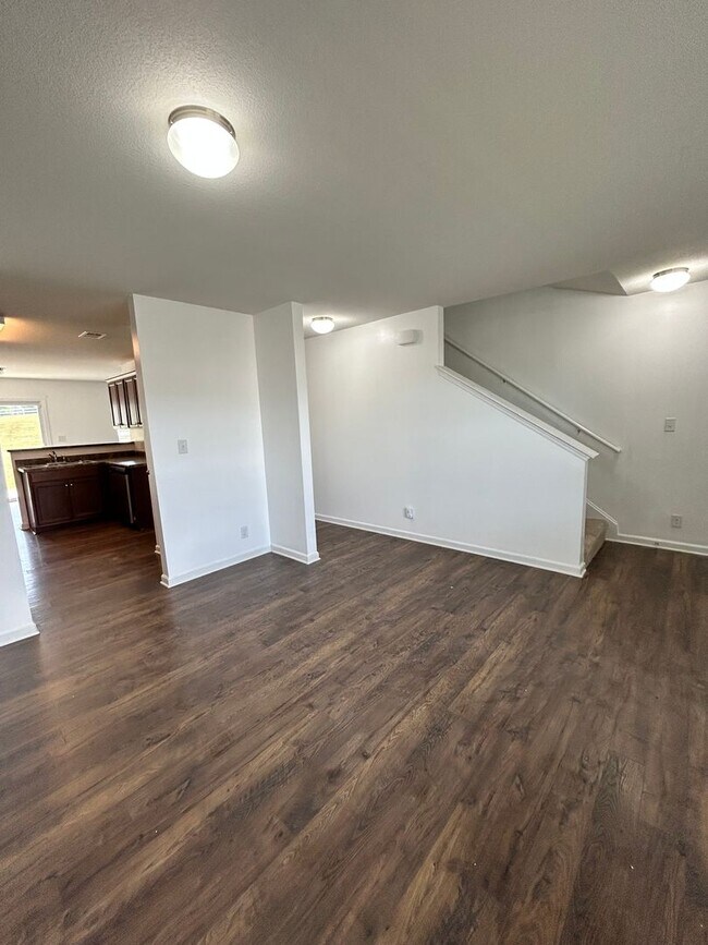 Building Photo - 5 bed, 3 bath, 2 car garage, and locate in...