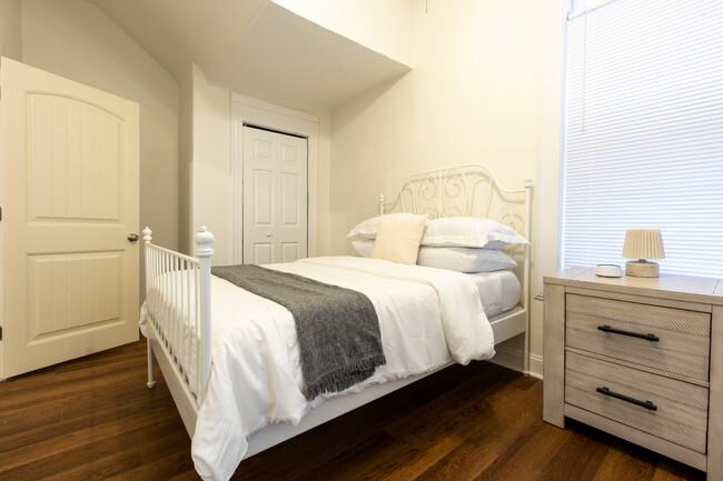 Foto del edificio - 4374 W Pine Blvd