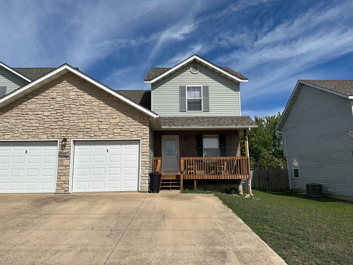 Foto principal - Cozy 3 bedroom, 2.5 bathroom duplex locate...