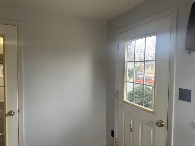 Building Photo - 483 A West Perry Street