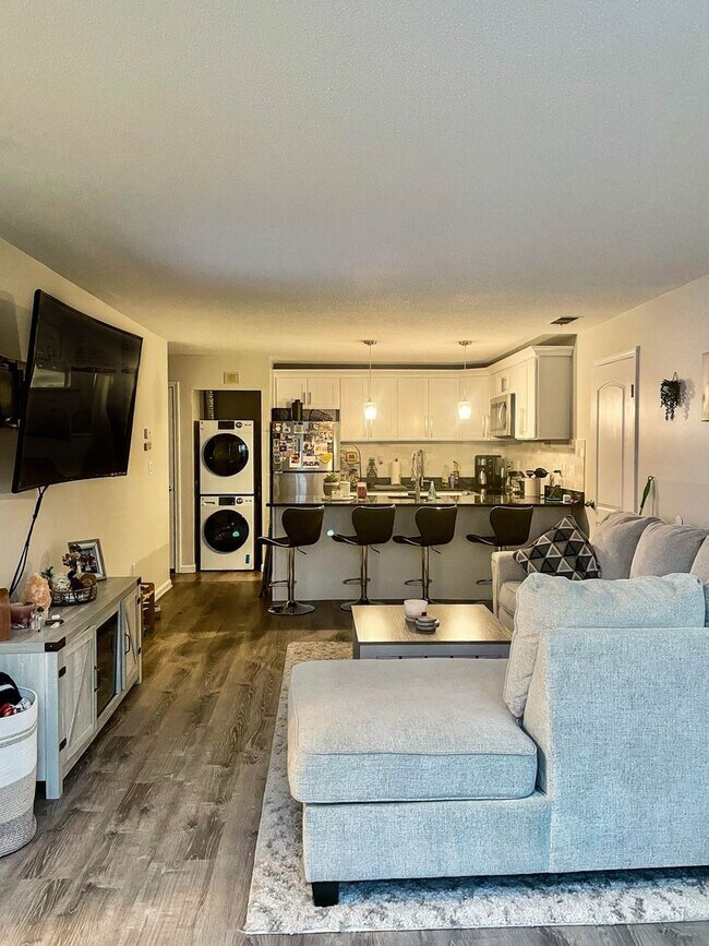 Foto del edificio - 1 Bed Condo w/ Laundry and Parking