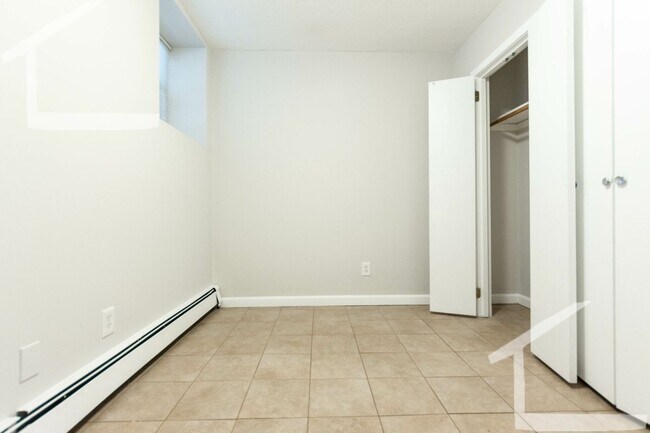 Foto del edificio - 1 bedroom Allston garden level apartment a...
