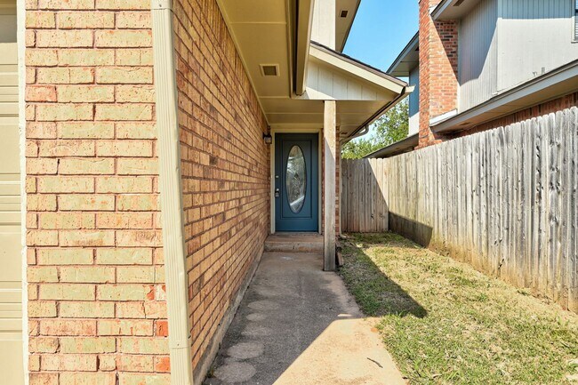 Photo - Beautiful 3 Bed 2 Bath in the Heart of Moore! House