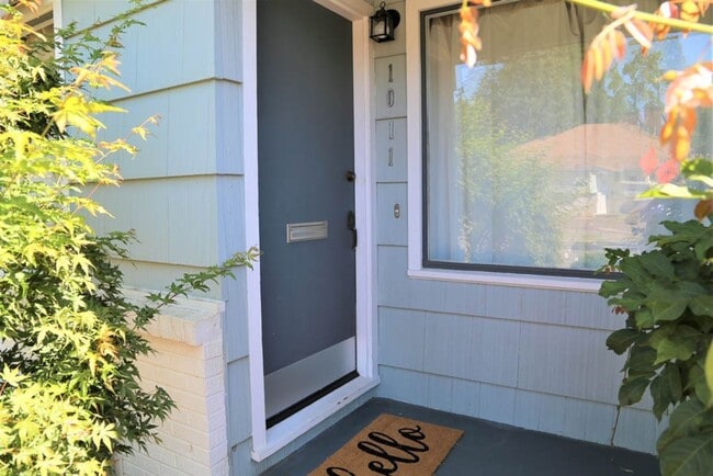 Building Photo - Charming 2 bed 1 bath Furnished, Utilities Included
