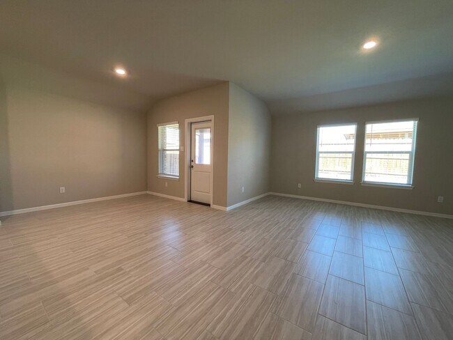 Foto del edificio - AVAILABLE NOW 4 BEDROOM 2 BATH NEW CONSTRU...