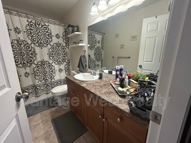 Photo du bâtiment - 598-598 Sutherland Ave