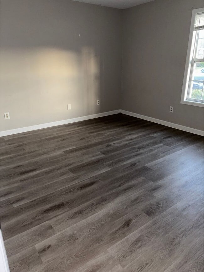 Building Photo - 2 Bedroom 1 Bath Duplex