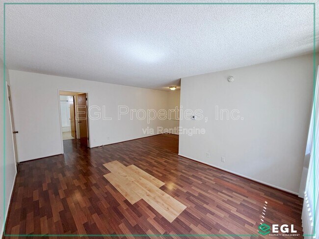 Building Photo - 1755 N Kenmore Ave