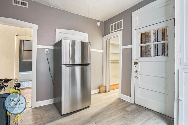 Building Photo - 1030 E Hyde Park Blvd