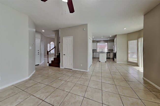 Building Photo - 7918 Hidden Oaks Ln