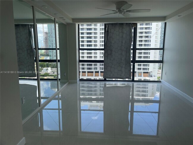 Foto del edificio - 600 NE 36th St