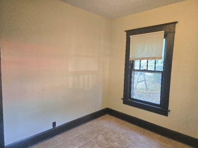 Building Photo - 2414 Garfield Ave