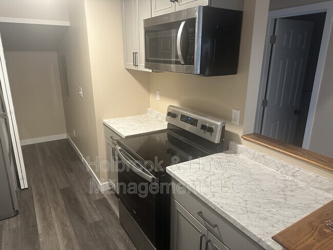 Foto del edificio - 4501 Boardwalk Dr