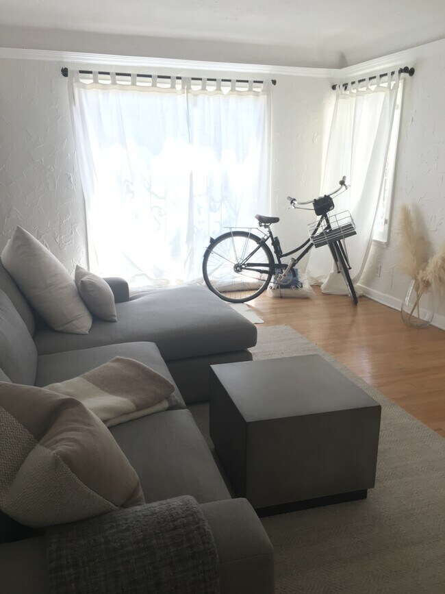 living room - 3936 Beethoven St