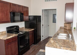 Big kitchen - Hi Vine by Weida Apartments