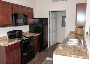 Big kitchen - Hi Vine by Weida Apartments