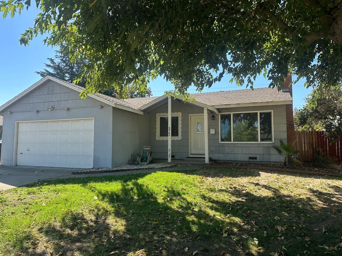 Primary Photo - Three Bedroom Two Bathroom Home with Yard