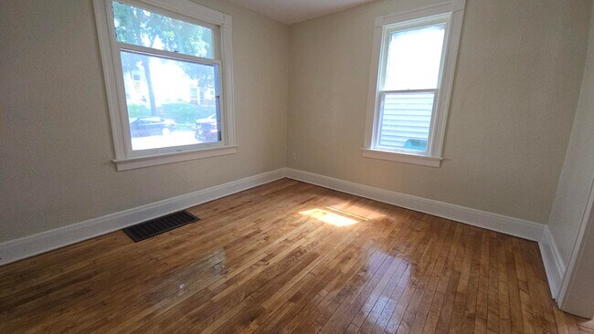 Foto del edificio - 2443 N Bartlett Ave