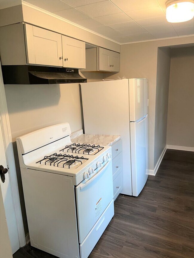 Building Photo - Newly renovated 3 bedroom house next to Pe...