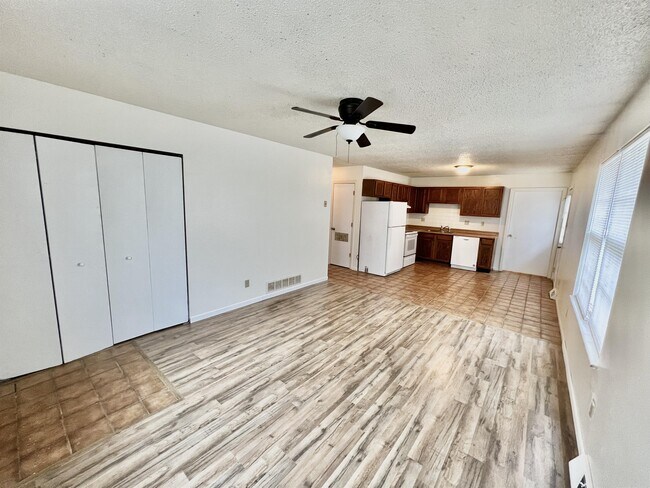 Building Photo - 356 S Olive St