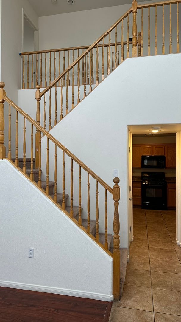 Building Photo - Spacious 3 bedroom 2.5 bath Home