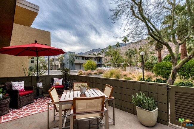 Building Photo - 820 E Palm Canyon Dr