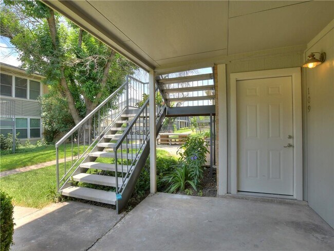 Building Photo - 2450 Ashdale Dr