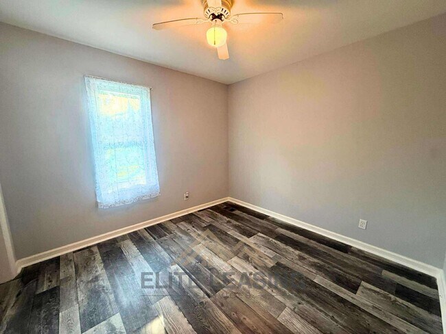 Building Photo - Charming 3BR, 1BA Available Now!