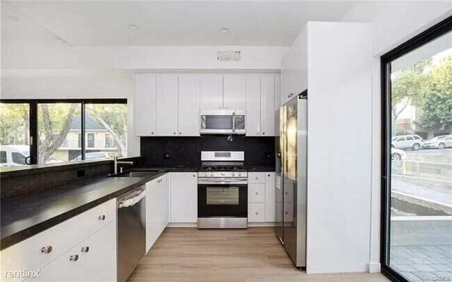 Building Photo - 2 br, 3 bath Townhome - 536 E San Jose Ave