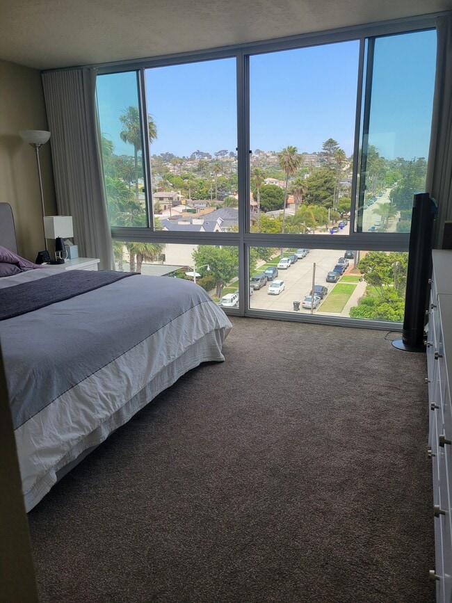 King bed, en suite full master bathroom - 4944 Cass St