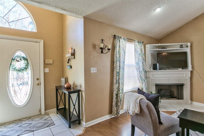 Foto del edificio - 2506 Golden Park Ln