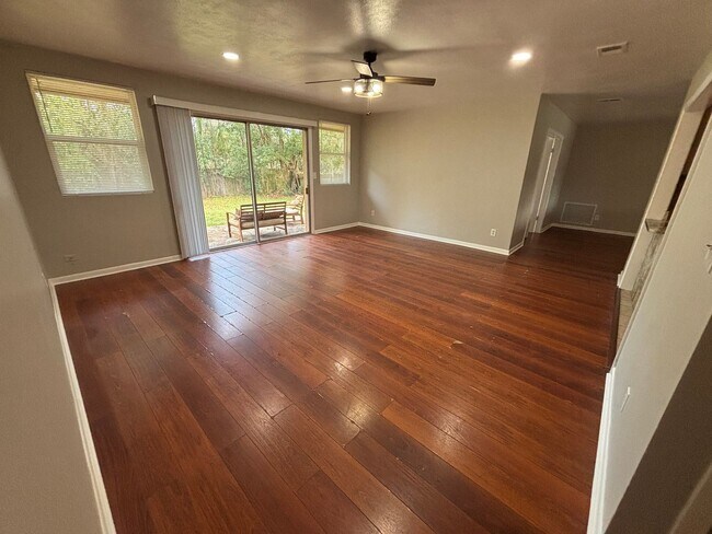 Building Photo - Spacious 3BR Home with Bonus Room. Outdoor Patio. Fenced Backyard. No HOA. Pet Friendly!