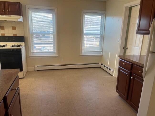 Building Photo - 585 Main St