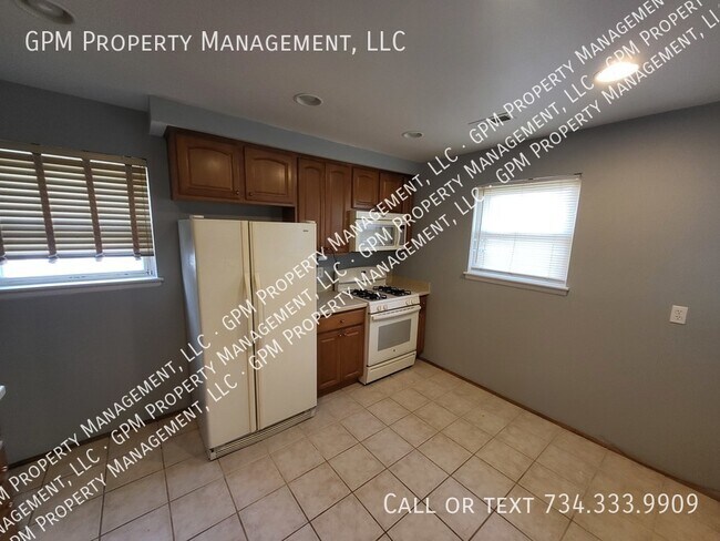 Building Photo - Dearborn Heights Home!