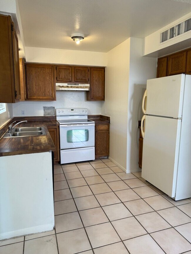 Foto del edificio - REMODELED 3 Bed/2Bath single family home with HUGE yard