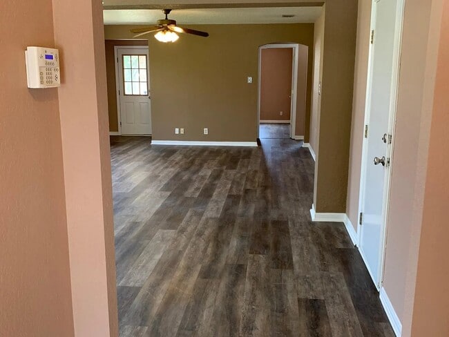 Building Photo - 4803 Highland Farm