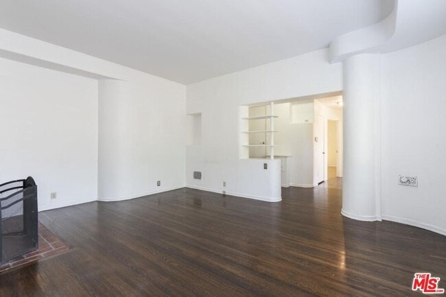 Building Photo - 3043 Hollycrest Dr